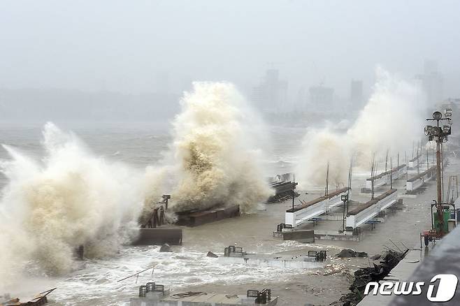 인도 남서부를 덮친 사이클론 '타우크태' © AFP=뉴스1