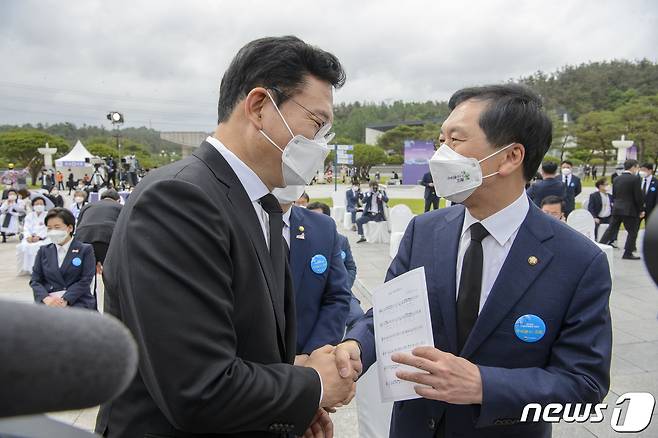 송영길 더불어민주당 대표와 김기현 국민의힘 당대표 권한대행이 18일 오전 광주 북구 운정동 국립5·18민주묘지에서 열린 제41주년 5·18민주화운동 기념식에 참석해 악수하며 인사하고 있다. 2021.5.18/뉴스1 © News1 황희규 기자