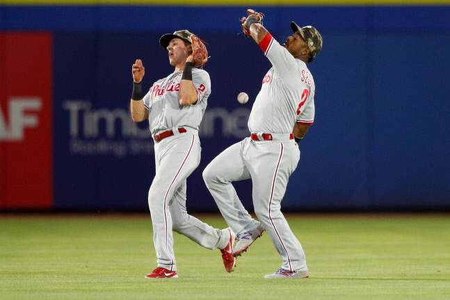 16일 토론토 블루제이스전에서 플라이볼을 잡으려다 놓치는 필라델피아 필리스 유격수 닉 마튼과 2루수 진 시구라. AP연합뉴스
