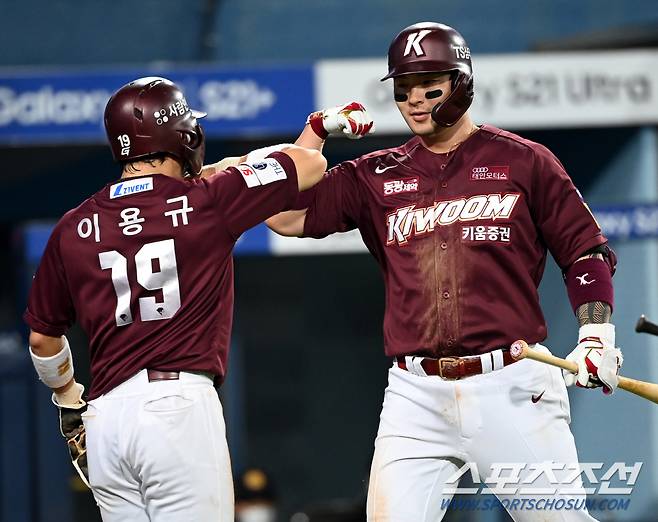 2021 KBO 리그 키움 히어로즈와 삼성 라이온즈의 경기가 18일 대구 삼성라이온즈 파크에서 열렸다. 5회초 2사 1루, 키움 박병호가 재역전 2점홈런을 날리고 선행주자 이용규와 기쁨을 나누고 있다. 대구=허상욱 기자 wook@sportschosun.com/2021.05.18/