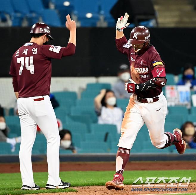 2021 KBO 리그 키움 히어로즈와 삼성 라이온즈의 경기가 18일 대구 삼성라이온즈 파크에서 열렸다. 6회초 2사 만루 키움 전병우가 만루홈런을 치고 조재영 3루 코치와 기쁨을 나누고 있다. 대구=허상욱 기자 wook@sportschosun.com/2021.05.18/