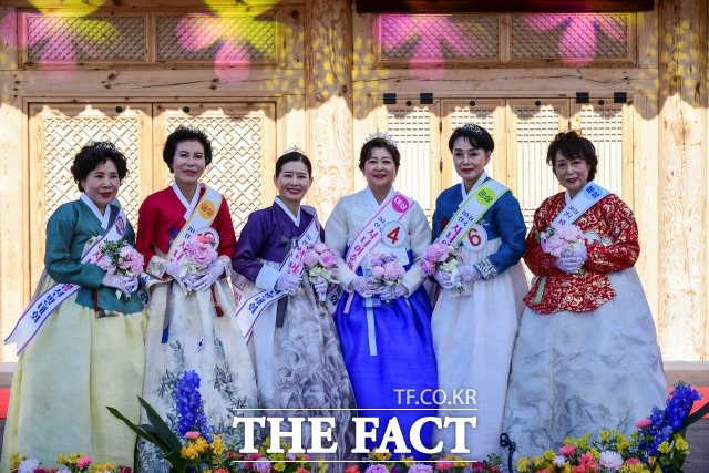 사진 왼쪽부터 전민일보상 김연자(부산광역시), 금상 나정임(광주광역시), 국민연금상 장안나(서울특별시), 대상 김채윤(전주시), 은상 김명옥(전주시), 동상 최노사(의정부시). /남원시 제공