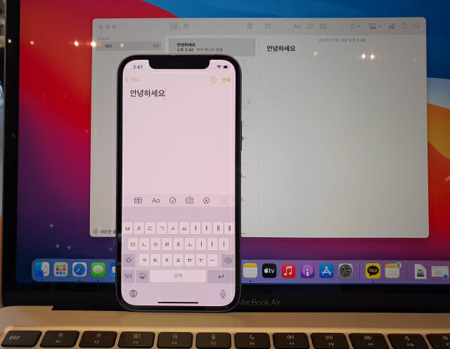 아이폰에서 쓰던 메모는 맥북에어에서 그대로 이어서 쓸 수 있다. (사진=지디넷코리아)
