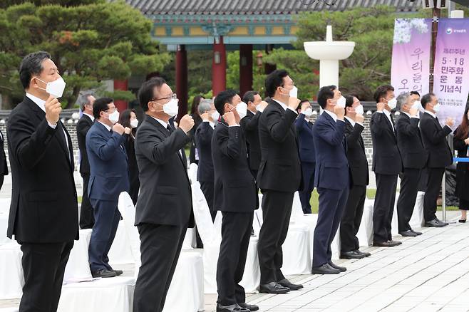 김부겸 국무총리(왼쪽 두번째)가 18일 오전 광주 북구 국립 5·18 민주묘지에서 열린 제41주년 5·18 민주화운동 기념식에서 참석자들과 임을 위한 행진곡을 제창하고 있다.