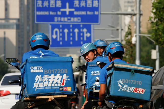 중국 베이징에서 어러머 소속 배달원들이 오전 업무에 나서는 모습. /로이터 연합뉴스