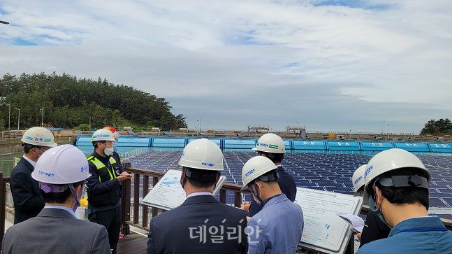 '수상태양광 하부설비 오염물질 청소로봇 개발' 현장설명회에 참석한 중소기업 관계자들 대상으로 서부발전 관계자가 설명하는 모습. ⓒ한국서부발전