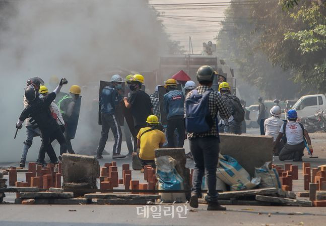 미얀마 만달레이에서 군부 쿠데타 반대 시위대가 임시 구조물을 방패 삼아 경찰이 발사한 최루탄에 맞서고 있다.(자료사진) ⓒAP·뉴시스