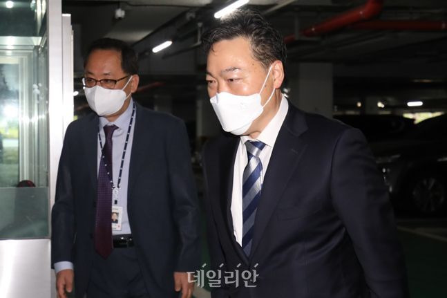 김오수 검찰총장 후보자가 서울 서초구 서울고등검찰청에 차려진 인사청문회 준비 사무실로 출근하고 있다. ⓒ데일리안 류영주 기자