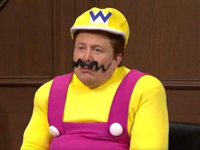 8일 SNL에 출연한 일론 머스크 테슬라 최고경영자가 게임 캐릭터 마리오의 숙적인 ‘와리오’로 분한 모습. 이 코너에는 머스크의 실제 여자 친구인 가수 그라임스도 출연했다. 베니티페어