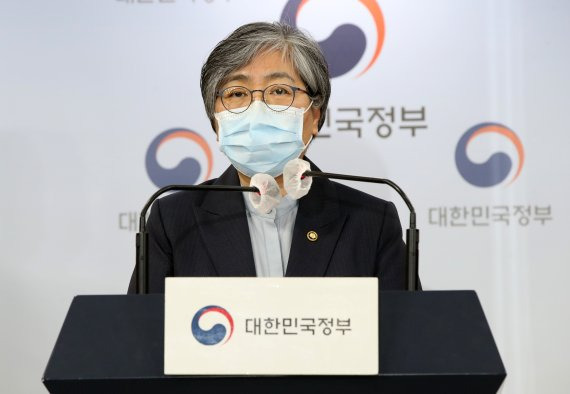 [서울=뉴시스]고범준 기자 = 정은경 질병관리청장이 지난 3일 오후 서울 종로구 정부서울청사 브리핑룸에서 코로나19 대응 특별방역점검회의 관련 브리핑을 하고 있다. 2021.05.03. bjko@newsis.com /사진=뉴시스