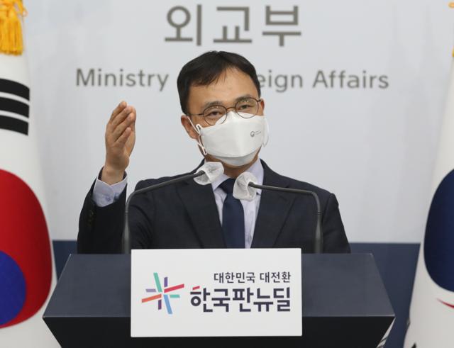 최영삼 외교부 대변인이 15일 서울 종로구 외교부 청사에서 열린 정례브리핑에서 취재진의 질문을 받고 있다. 뉴스1