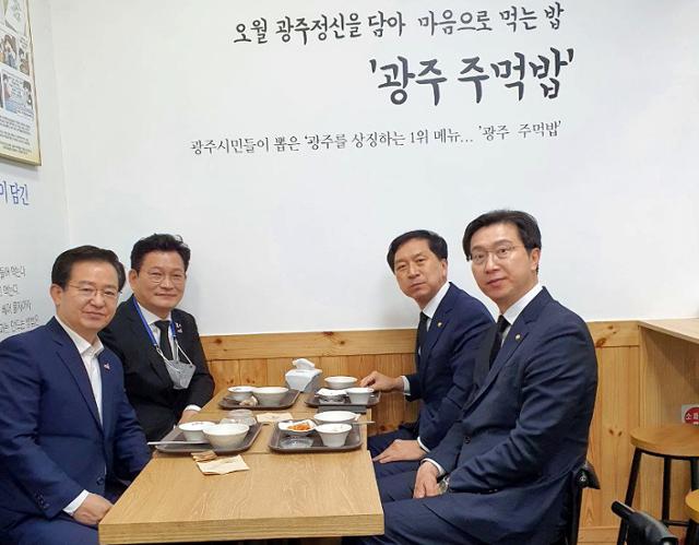 송영길(왼쪽 두 번째) 민주당 대표와 김기현(오른쪽 두 번째) 국민의힘 대표 권한대행 겸 원내대표가 18일 오전 5·18민주화운동 제41주년 기념식에 참석하기 앞서 광주 광산구 한 식당에서 5·18의 상징인 주먹밥을 먹고 있다. 뉴스1