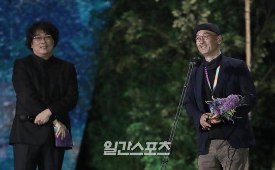56회 백상예술대상 영화부문 대상 수상자 봉준호 감독과 57회 대상 수상자 이준익 감독이 13일 오후 경기 고양시 일산 킨텍스에서 열린 '제57회 백상예술대상' 무대 위에서 시상자와 수상자로 만났다. TV·영화·연극을 아우르는 국내 유일무이 종합예술시상식인 '57회 백상예술대상'은 지난해에 이어 코로나19 상황을 감안해 무관중으로 진행됐다. 고양=특별취재반 2021.05.13