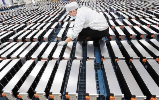 3월 21일 중국 난징의 한 배터리 업체에서 근로자가 작업하고 있다. 중국은 올 1분기 세계 배터리 시장 점유율 1위에 올랐다. [AFP=연합뉴스]