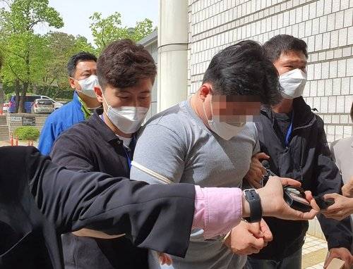 도로에서 택시기사를 폭행해 다치게 한 혐의를 받는 20대 남성 A씨가 7일 오후 구속 전 피의자심문(영장실질심사)을 받기 위해 서울 서초구 서울중앙지방법원으로 들어서고 있다. 연합뉴스