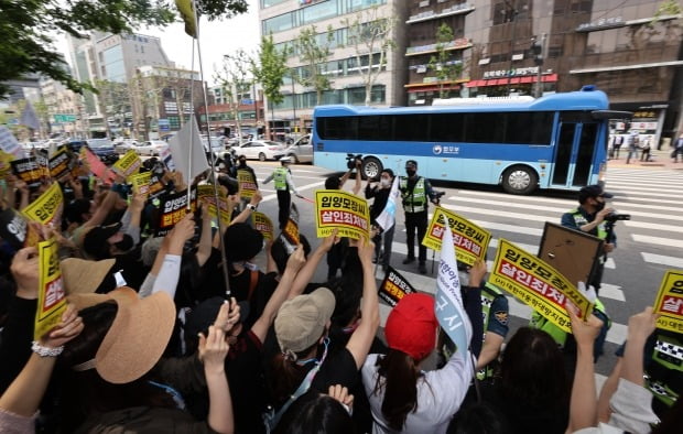 호송차 향한 시민들의 분노 (사진=연합뉴스)