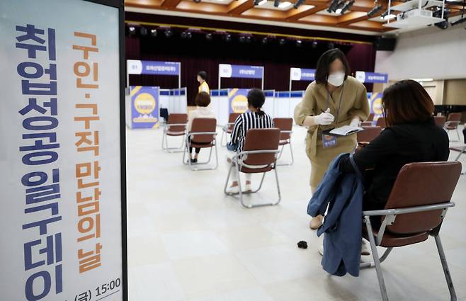 People wait in line for interviews during a job fair at the Songpa-gu Office in Sincheon-dong, Seoul, earlier this month. (Yonhap)