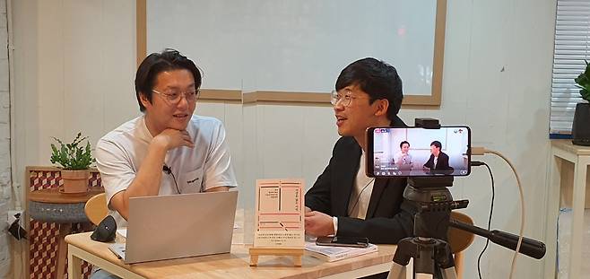 Cho Seong-ju (left), head of Powerplant, and Kang Nam-kyu (right), author of the book “The Civilians not yet Present.” (Kim Hae-yeon/ The Korea Herald)