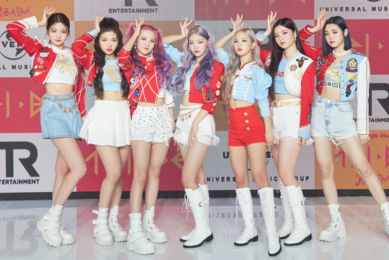 Girl group TRI.BE poses during Tuesday’s online showcase for its second EP “Conmigo,” which dropped on the same day. It performed its lead track “Rub-A-Dum” and demonstrated highlights from its choreography. The group said it aspires to show fans something “refreshing and spicy” this summer. [TR ENTERTAINMENT, MELLOW ENTERTAINMENT]