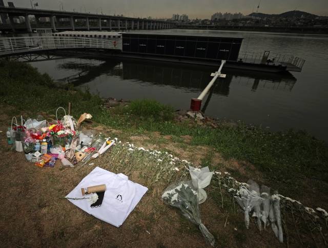 지난 10일 서울 반포한강공원 수상택시 승강장 인근에 고(故) 손정민 씨를 추모하는 의사 가운이 놓여 있다. 연합뉴스