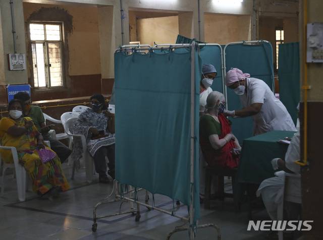 지난달 1일(현지시간) 인도 하이데라바드의 한 국립병원의 의료진이 한 여성에게 인도가 위탁 생산한 코비실드 백신을 접종하고 있다. /사진=AP/뉴시스