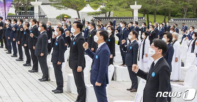 (광주=뉴스1) 황희규 기자 = 18일 오전 광주 북구 운정동 국립5·18민주묘지에서 열린 제41주년 5·18민주화운동 기념식에서 내빈들이 임을 위한 행진곡을 제창하고 있다. 2021.5.18/뉴스1