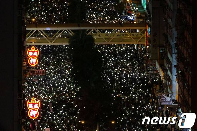 지난 2019년 12월 8일(현지시간) 홍콩 도심에서 80여만명의 시민이 '세계 인권의 날'을 기념하는 대규모 시위를 열고 있다. /AFP=뉴스1