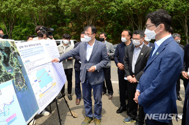 [남해=뉴시스]차용현 기자 = 18일 오후 경남 남해군과 전남 여수시를 연결하는 해저터널 예정지인 남해군 서면을 방문한 김경수 경남지사가 장충남 남해군수로부터 사업과 관련한 브리핑을 듣고 있다. 2021.05.18.con@newsis.com