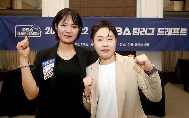 PBA 팀 리그 드래프트 뒤 기념 촬영을 한 피아비(왼쪽)와 김세연. PBA