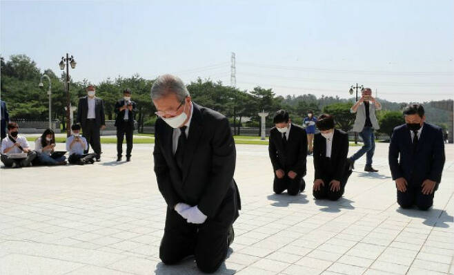 김종인 전 국민의힘 비상대책위원장이 지난해 8월 19일 광주 북구 국립 5·18 민주묘지를 당 관계자들과 함께 참배하는 모습. 연합뉴스
