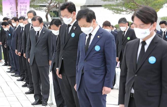 묵념하는 김부겸 총리와 각당 대표들
    (광주=연합뉴스) 김주형 기자 = 김부겸 국무총리와 각당 대표들이 18일 오전 광주 북구 국립 5·18 민주묘지에서 열린 제41주년 5·18 민주화운동 기념식에서 참석해 묵념하고 있다. 2021.5.18
    kjhpress@yna.co.kr
(끝)

 연합뉴스