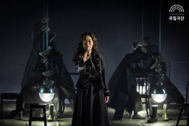 배우 이봉련에게 백상 여우주연상을 안겨준 국립극다 연극&nbsp;‘햄릿’의 한 장면. 국립극단 제공