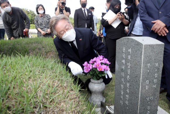 18일 오후 광주 북구 5·18 민주묘지에서 이재명 경기도지사가 희생자 묘역을 참배하고 있다. 연합뉴스