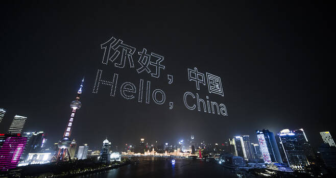 중국 현지시간으로 지난달 2일, 상하이에서 열린 현대 제네시스 브랜드 출범식에서 드론 3200여 대가 동원된 드론쇼가 펼쳐졌다.