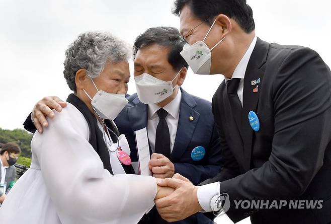 5·18유가족 위로하는 송영길·김기현 (광주=연합뉴스) 정회성 기자 = 5·18 민주화운동 41주년을 맞은 18일 더불어민주당 송영길(오른쪽) 대표와 국민의힘 김기현 대표 권한대행 겸 원내대표(가운데)가 18일 광주 북구 운정동 국립 5·18민주묘지에서 유가족을 위로하고 있다. 2021.5.18 hs@yna.co.kr