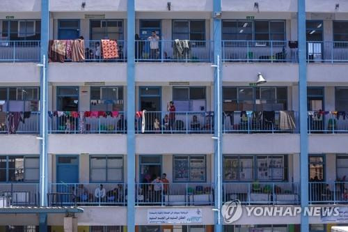 이스라엘의 폭격으로 집을 잃은 피란민들이 기거하는 가자지구의 학교 [epa=연합뉴스]