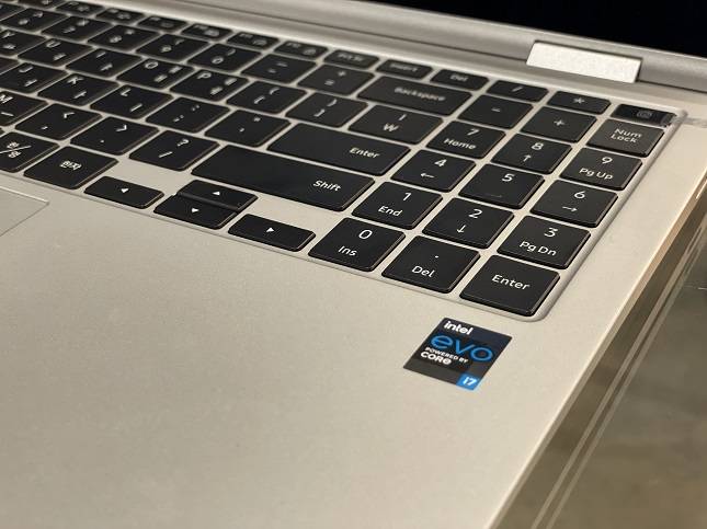 갤럭시북 프로 360에 붙여진 인텔 에보 인증 스티커. /사진=백유진 기자 byj@