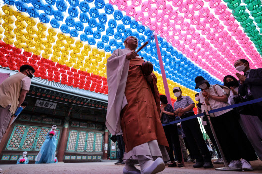 석가탄신일인 19일 오후 서울 강남구 봉은사에서 봉축점등식이 진행되고 있다. (사진=연합뉴스)