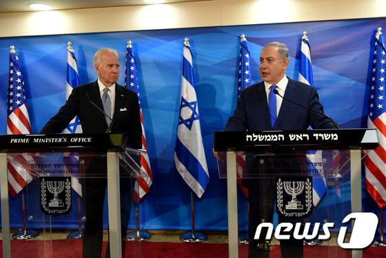 016년 당시 미국 부통령이던 조 바이든(왼쪽)과 베냐민 네타냐후 이스라엘 총리가 만난 모습.© AFP=뉴스1