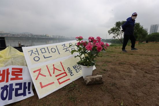 18일 오전 서울 반포한강공원 수상택시 승강장 인근에 故손정민씨의 추모공간이 마련돼있다. [이미지출처=연합뉴스]