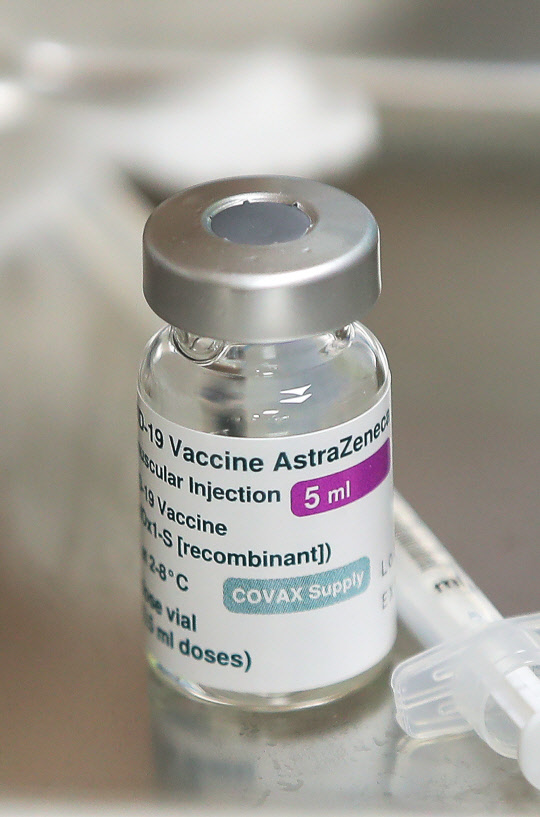 아스트라제네카(AZ) 백신 2차 접종이 본격적으로 진행된 14일 오전 서울 중랑구청 보건소에서 의료진이 백신 접종을 준비하고 있다. 연합뉴스