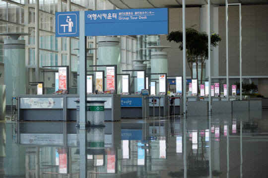 여행객이 사라져버린 인천국제공항 제3터미널 여행사 카운터 모습<연합뉴스>