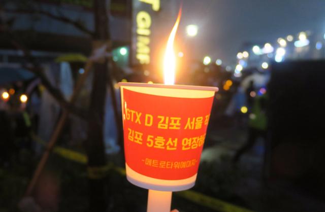 경기 김포·인천 검단 시민들로 구성된 김포검단교통시민연대가 15일 김포시 장기동에서 촛불집회를 열고 있다. 뉴시스
