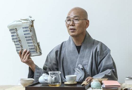 덕조 스님이 불일암 서재를 정리하다가 찾은 법정 스님의 자필 원고 뭉치를 꺼냈다.