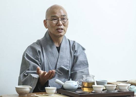 덕조 스님이 행자 생활이 끝날 무렵 법정 스님이 '덕조'란 법명을 지어주며 상좌로 받아들인 이야기를 하고 있다.