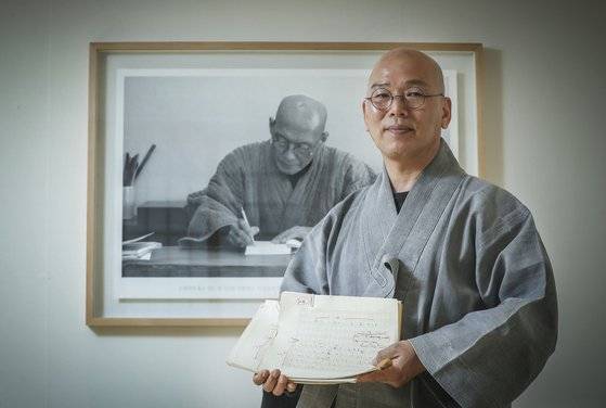 서울 성북구 성북동 길상사에서 덕조 스님이 법정 스님의 사진 앞에 서 있다. 손에는 법정 스님의 육필 원고를 들고 있다.