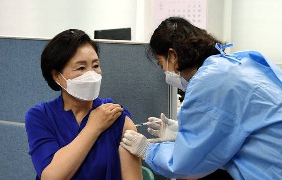 문재인 대통령 부인 김정숙 여사가 4월 30일 오전 서울 종로구보건소에서 아스트라제네카(AZ)사의 신종 코로나바이러스 감염증(코로나19) 백신 2차 접종을 하고 있다. 청와대사진기자단