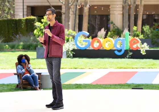 18일(현지시간) 미국 캘리포니아 마운틴뷰 구글 본사에서 열린 '2021 구글 I/O'에서 순다 피차이 구글 CEO가 기조연설을 하고 있다. 사진 구글