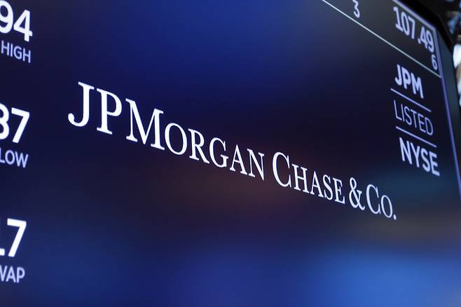 In this Aug. 16, 2019, file photo, the logo for JPMorgan Chase & Co. appears above a trading post on the floor of the New York Stock Exchange in New York. (AP-Yonhap)