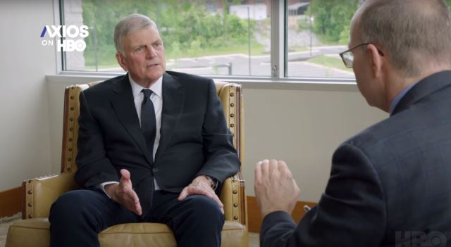프랭클린 그레이엄(왼쪽) 목사가 18일(현지시간) 미국 HBO의 악시오스와 인터뷰를 갖고 기독교들에게 백신 접종을 독려하고 있다.     HBO 유튜브 캡처